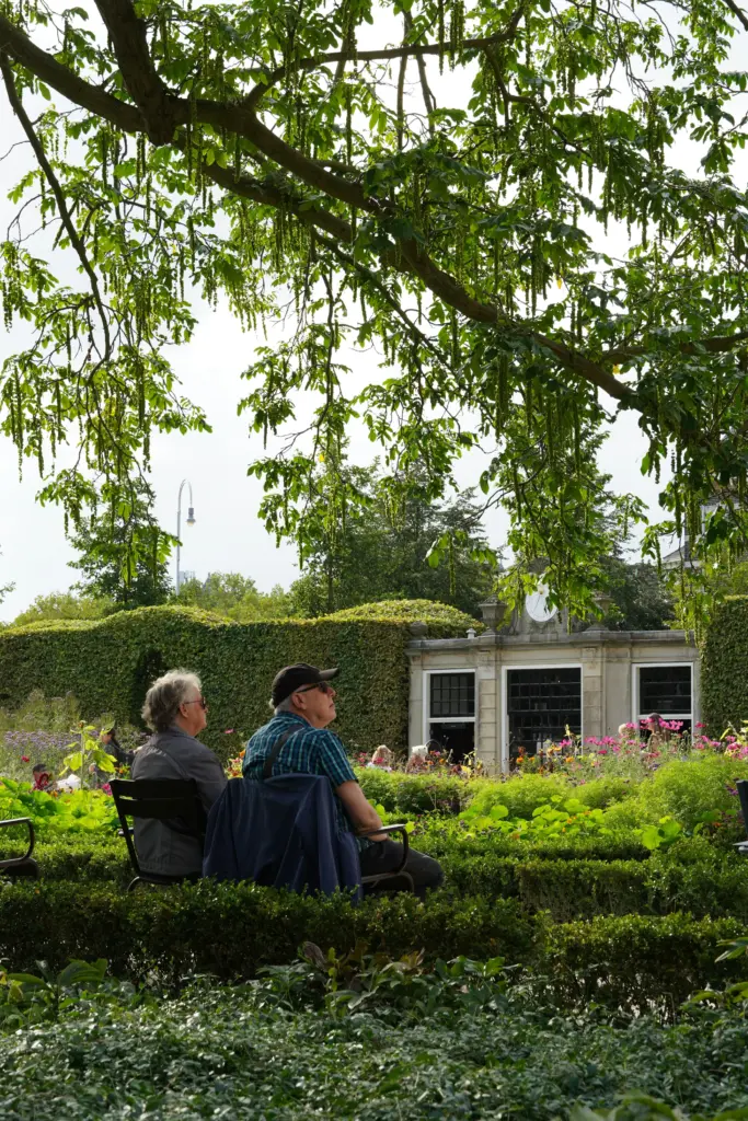 Paar im Garten auf einer Parkbank